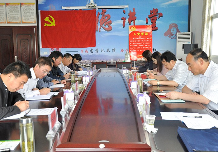 1 圖一：工作隊(duì)一行參加高橋村扶貧工作座談會(huì)，深入了解高橋村精準(zhǔn)脫貧情況。.jpg