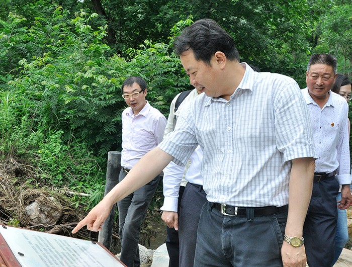 1 圖三：工作隊(duì)實(shí)地察看調(diào)研高橋村扶貧項(xiàng)目建設(shè)情況。.jpg