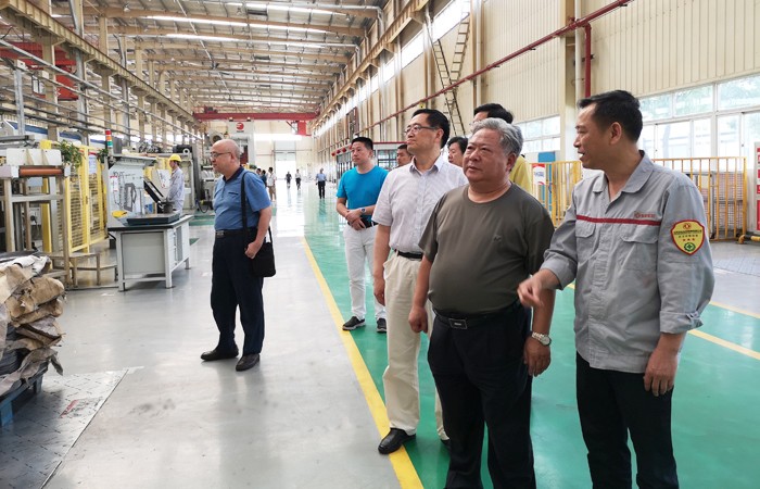 a  5月27日上午，省政協(xié)經(jīng)濟(jì)委調(diào)研組考察東風(fēng)汽車公司隨州車輪廠.jpg