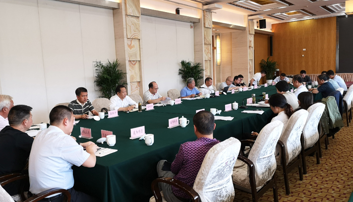 a  5月30日下午，省政協(xié)經(jīng)濟(jì)委調(diào)研組在襄陽市召開座談會.jpg