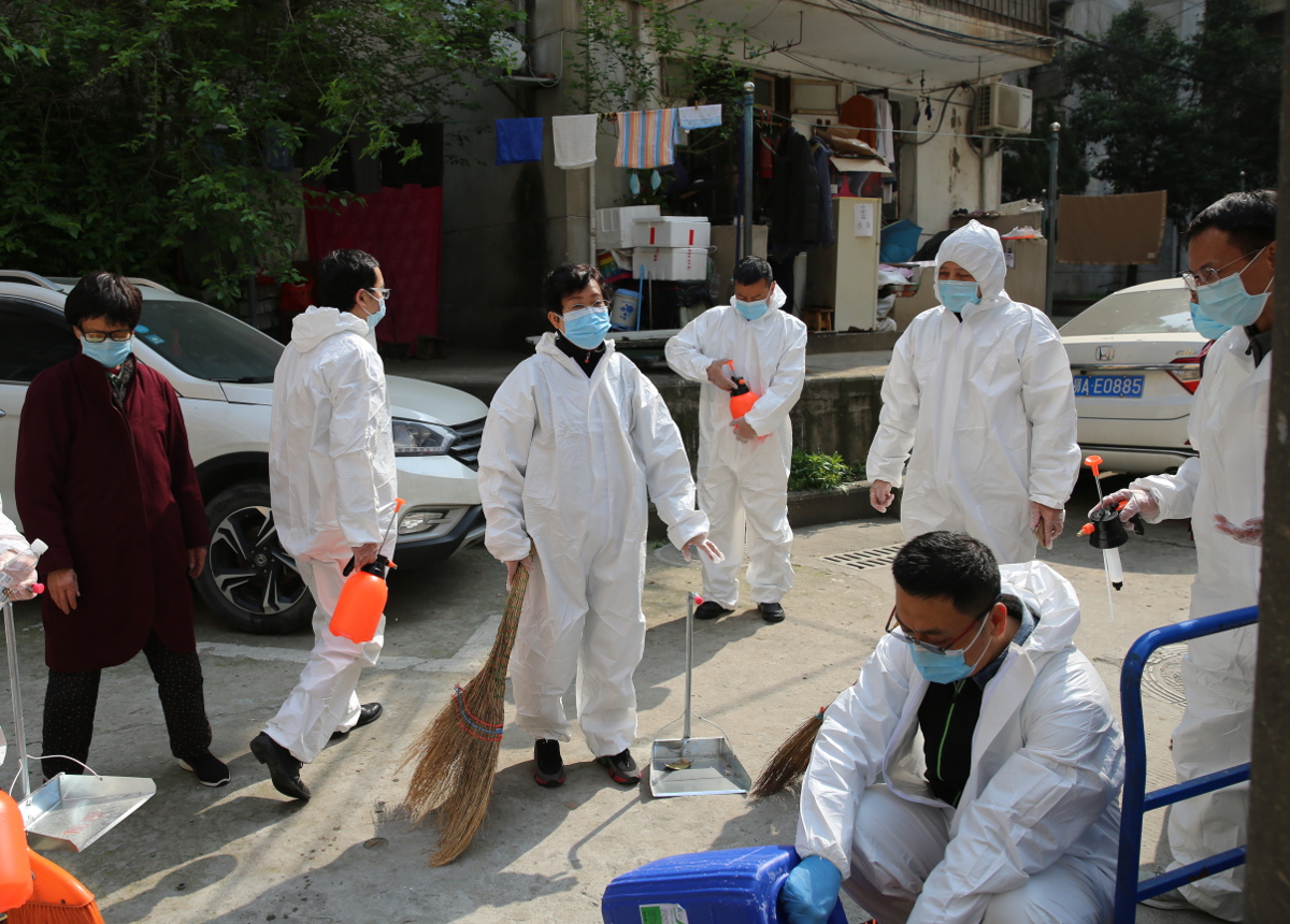 a3  4月7日上午，省政協(xié)副秘書長羅昌蘭、副秘書長、機(jī)關(guān)黨組成員梅雪、辦公廳副主任劉麗瓊同志帶隊(duì)赴青魚嘴社區(qū)沙湖小區(qū)開展集中消殺、衛(wèi)生清掃、疫情防控知識(shí)宣傳等活動(dòng).jpg