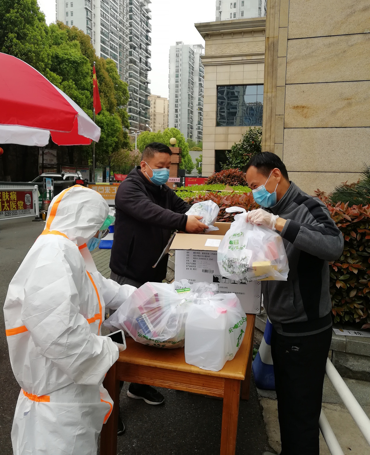 2066汪鋒、鄧躍忠堅(jiān)持為居民送藥品（盧嘉莉 攝）a.jpg
