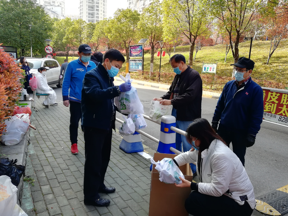 1589曾小平督導(dǎo)間隙參加分送藥品（盧嘉莉 攝）a.jpg