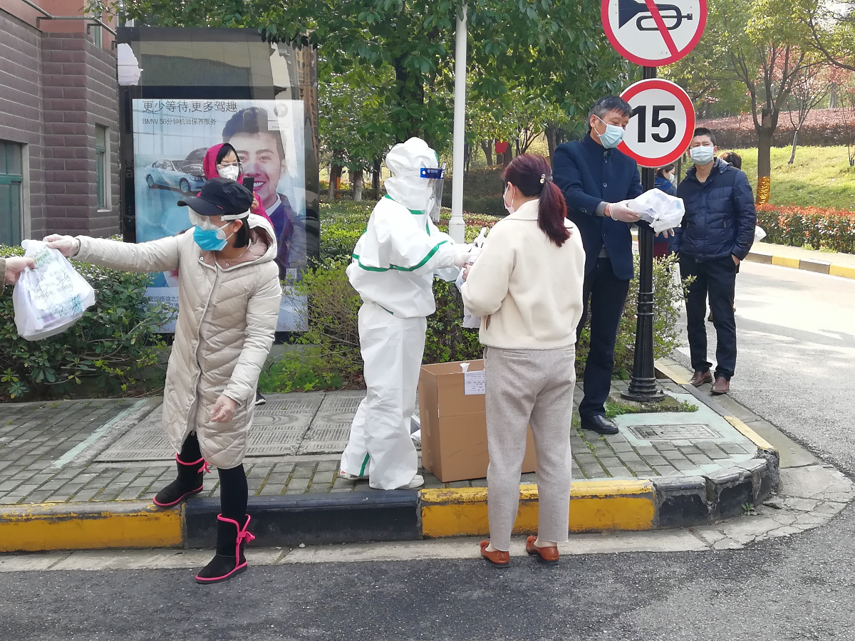 1467王建文、劉菲菲在分發(fā)藥品（盧嘉莉 攝）a.jpg