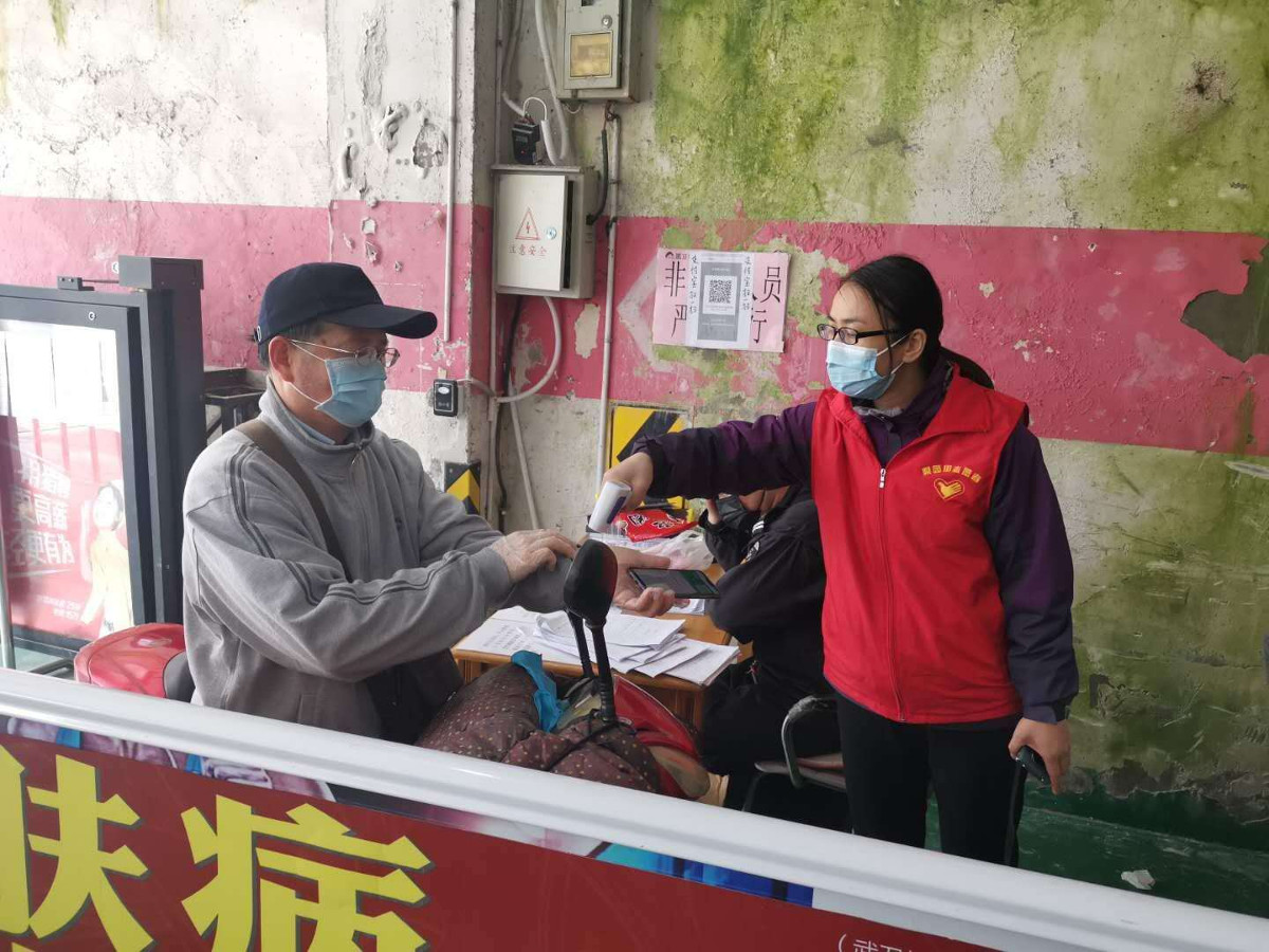 田劍在門(mén)崗值守（盧嘉莉 攝）a.jpg