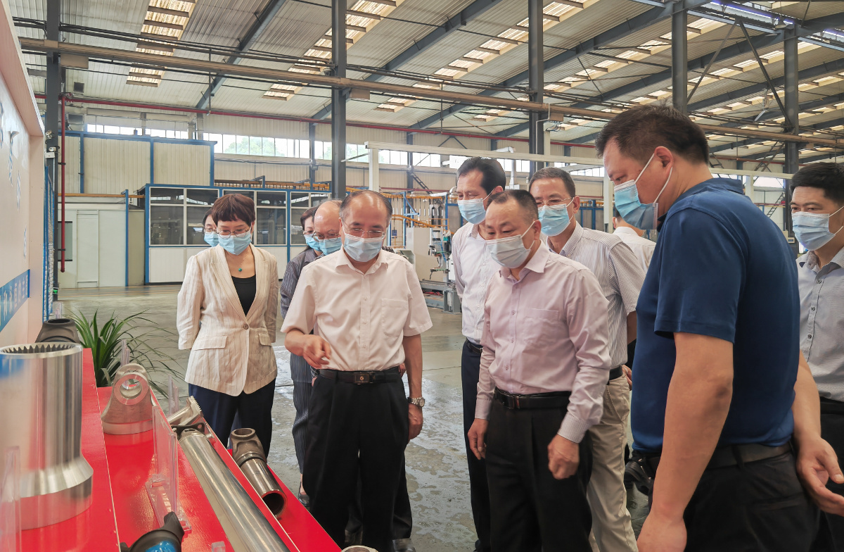4.張柏青一行在丹江口丹傳汽車傳動軸有限公司調(diào)研.jpg