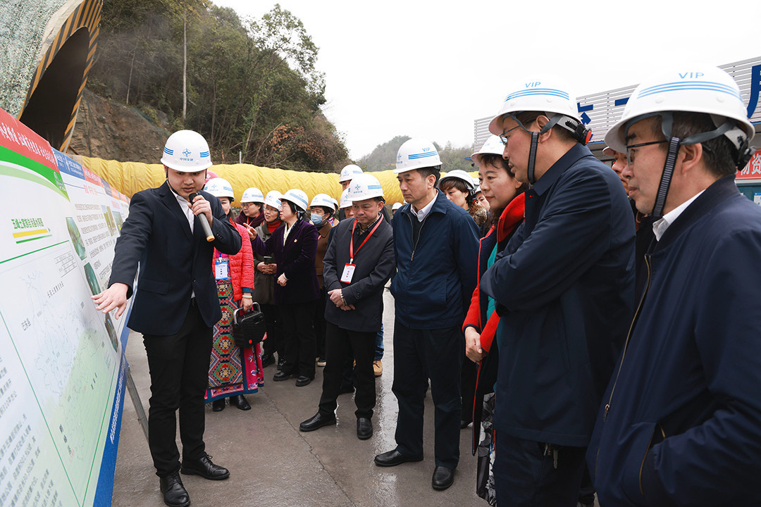 在五峰調(diào)研2 (1).jpg 在五峰調(diào)研2 (1).jpg