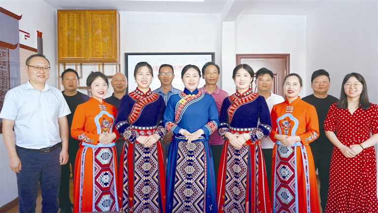 在資丘民族文化館開展“一線協(xié)商 共同締造”委員界別活動后，資丘商會現(xiàn)場捐贈民族服飾，為締造“非遺”魅力注入政協(xié)力量.jpg