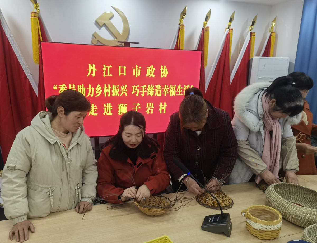 3.4 市政協(xié)在三官殿街道獅子巖村開展“委員助力鄉(xiāng)村振興   巧手締造幸福生活”活動(dòng)1.jpg