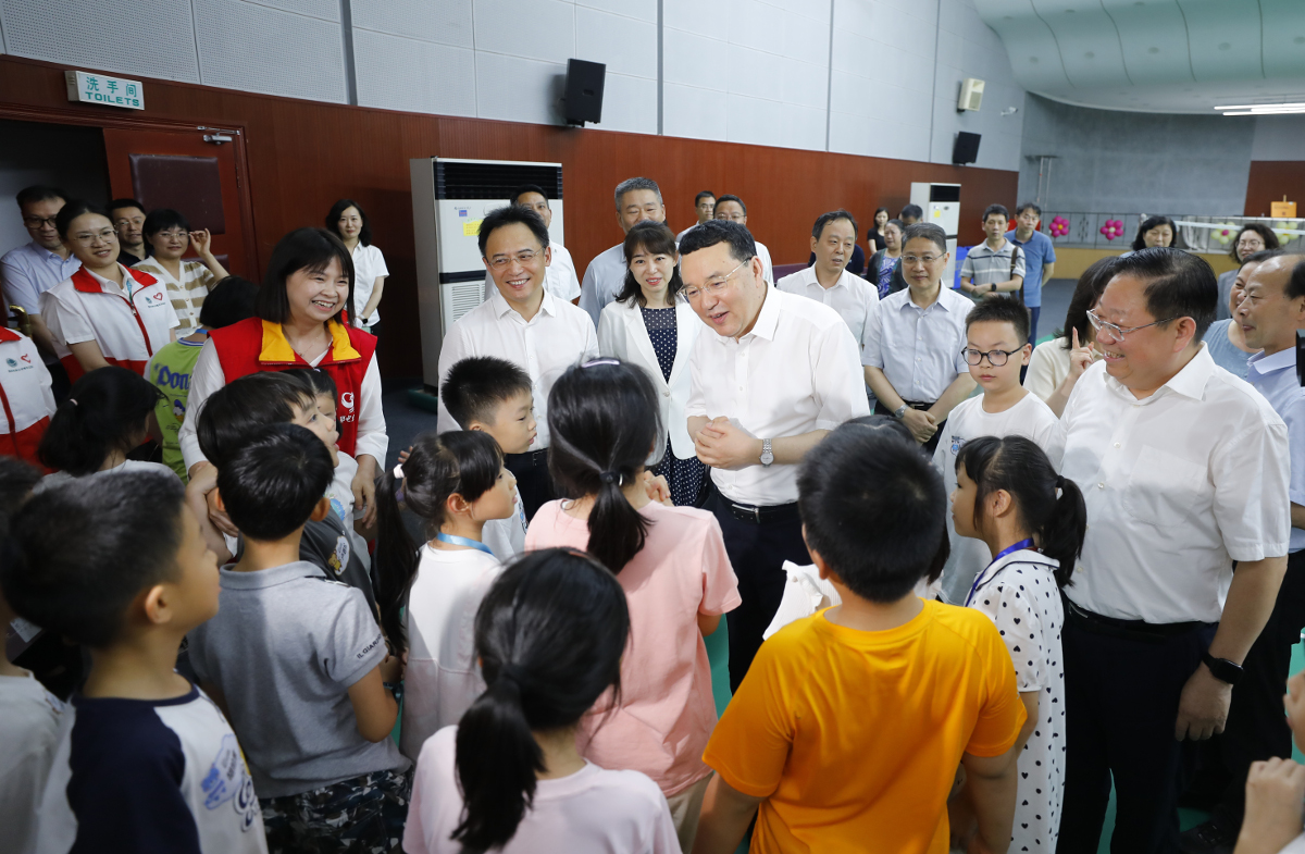 爾肯江?吐拉洪看望慰問湖北送變電公司職工子女托管班留守兒童.jpg 爾肯江?吐拉洪看望慰問湖北送變電公司職工子女托管班留守兒童.jpg