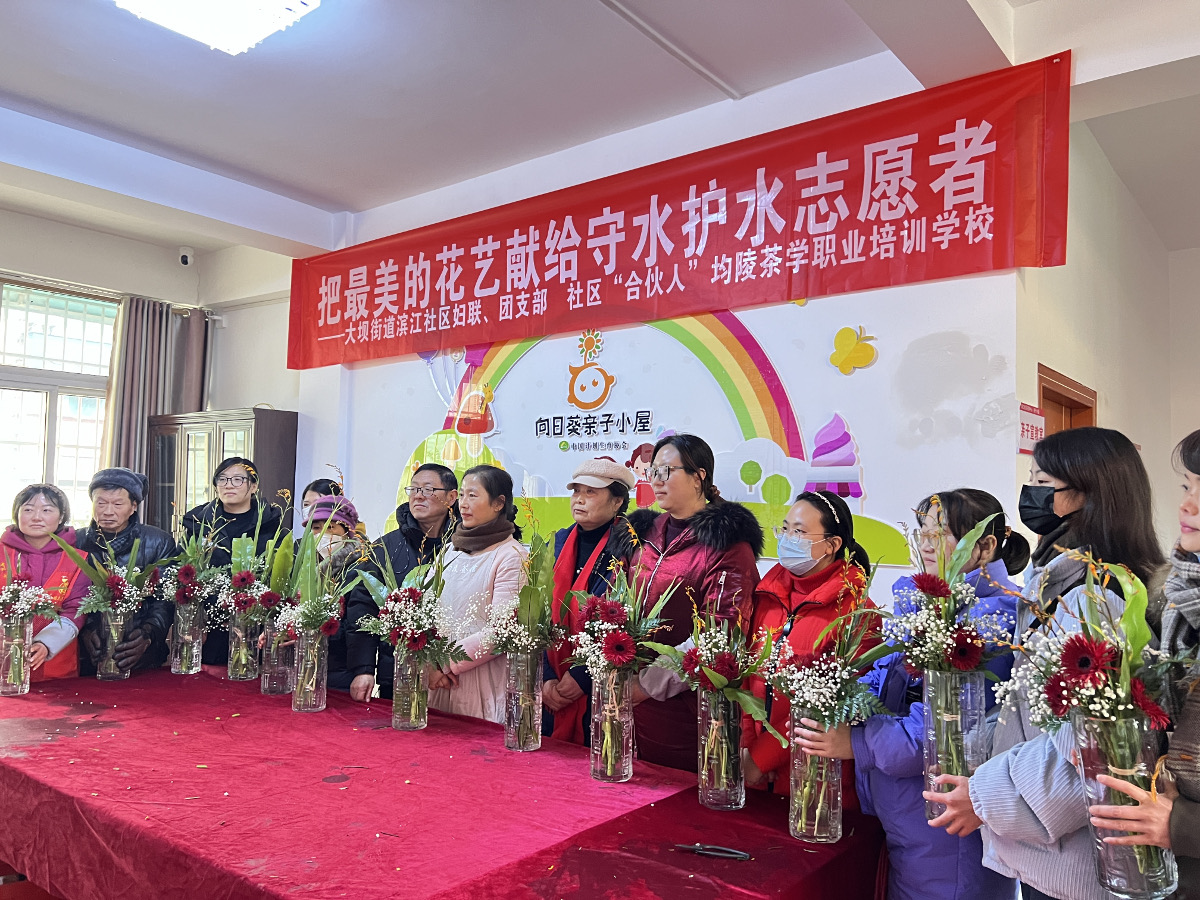 5 -程群委員到濱江社區(qū)開(kāi)展家庭花藝培訓(xùn).jpg 5 -程群委員到濱江社區(qū)開(kāi)展家庭花藝培訓(xùn).jpg