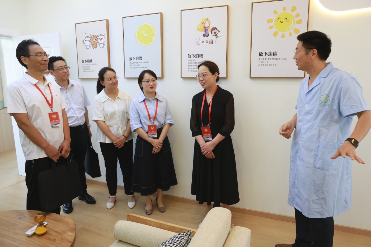 圖二 調(diào)研組一行在丹江口市心理健康輔導(dǎo)中心調(diào)研.jpg