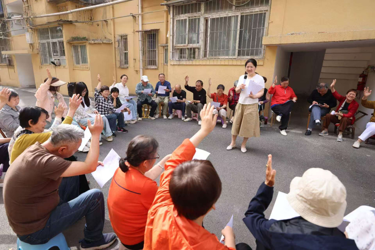 星河家屬院居民圍繞小區(qū)管理事項進行投票表決.jpg 星河家屬院居民圍繞小區(qū)管理事項進行投票表決.jpg