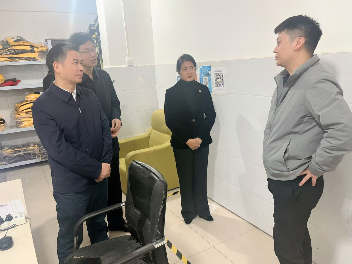 襄城區(qū)政協(xié)開(kāi)展新就業(yè)群體服務(wù)陣地建設(shè)專(zhuān)題調(diào)研4 (1).jpg